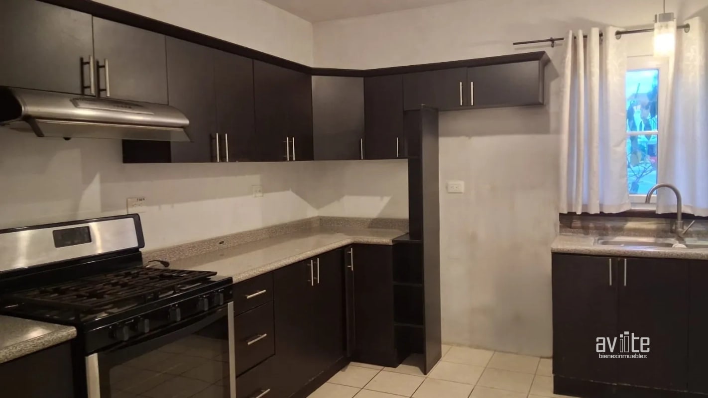 Condado San Nicolas 3.   Casa de 3 niveles en venta Q1,950,000 más impuestos - 8