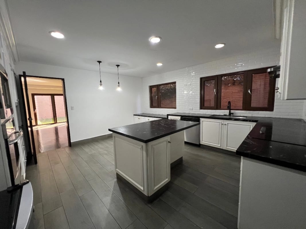  CASA VENTA CONDOMINIO EXCLUSIVO LA JOYA ZONA 10, 4 DORMITORIOS, 440 Mts2 , 3.5 BAÑOS~4 PARQUEOS $1,000,000 DOLARES — Casa en Venta en Zona 10, Guatemala, Ciudad — foto 4 de 11