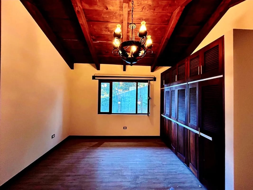 PROPIEDAD EN VENTA SOBRE CARRETERA INTERAMERICANA Km.33.8 — Casa en Venta en Santa Maria Cauqué, Sacatepéquez — foto 11 de 14