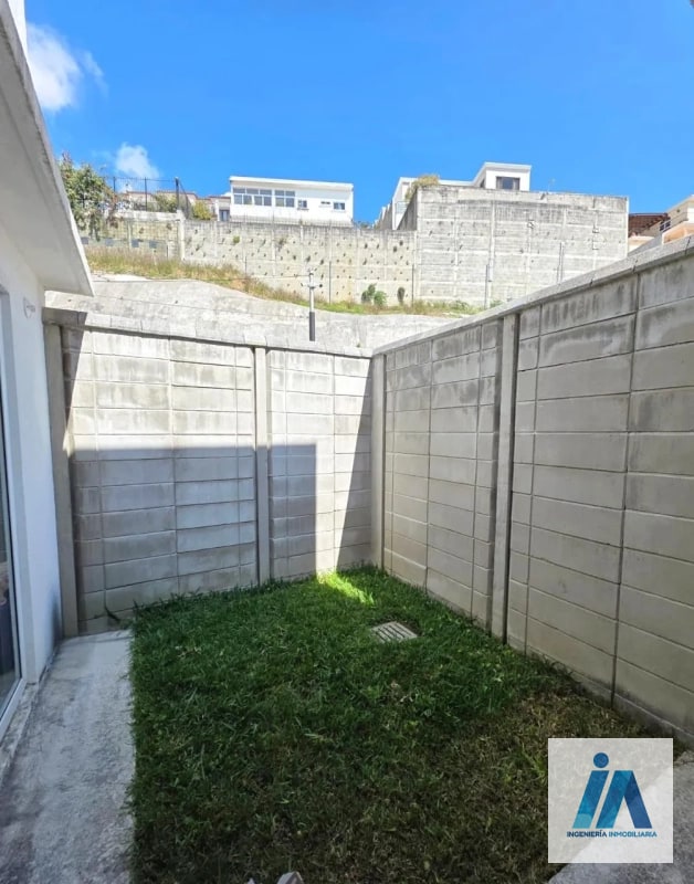CASA EN VENTA📍Secoya de Arrazola, Km 16.5 Fraijanes Una casa diseñada para ofrecer comodidad con una increíble terraza con pérgola ideal para tus reuniones sociales. - 5