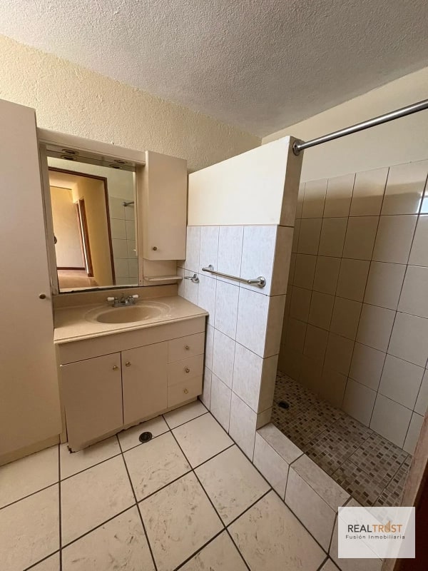 Casa en renta zona 14 para VIVIENDA u OFICINA - 4