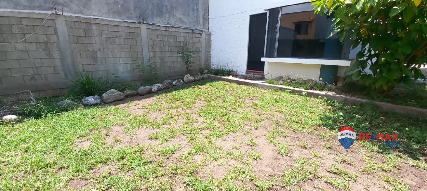 PANAJACHEL I CASA EN RESIDENCIAL l 2 APTO. INDEPENDIENTES AMPLIA PROPIEDAD CON JARDÍN FRONTAL Y POSTERIOR - 2