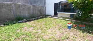 PANAJACHEL I CASA EN RESIDENCIAL l 2 APTO. INDEPENDIENTES AMPLIA PROPIEDAD CON JARDÍN FRONTAL Y POSTERIOR — Casa en Venta en Panajachel, Sololá — miniatura 2 de 11