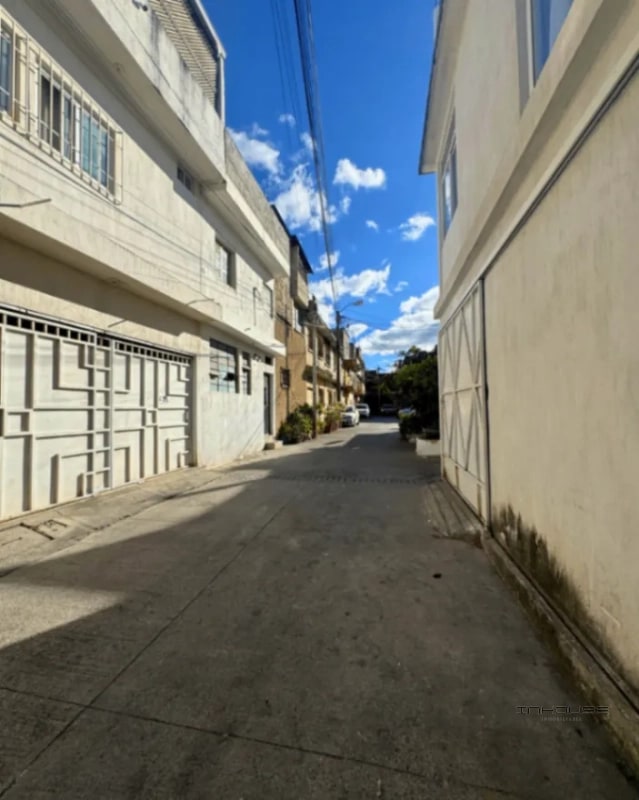 CASA EN VENTA EN ZONA 6 PARA USO COMERCIAL FRENTE A LA PARADA DEL TRANSMETRO - 8