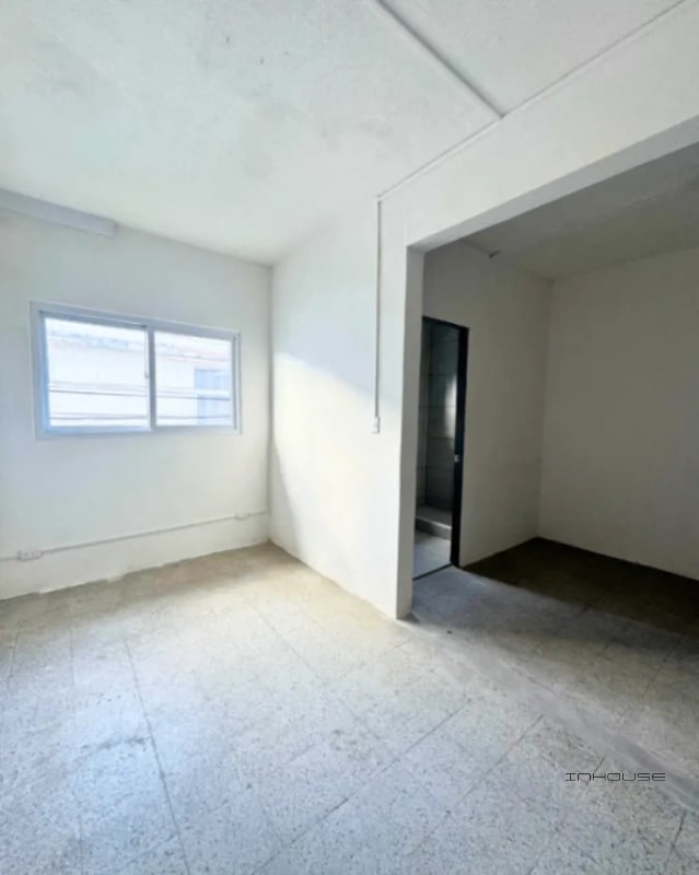 CASA EN VENTA EN ZONA 6 PARA USO COMERCIAL FRENTE A LA PARADA DEL TRANSMETRO - 7
