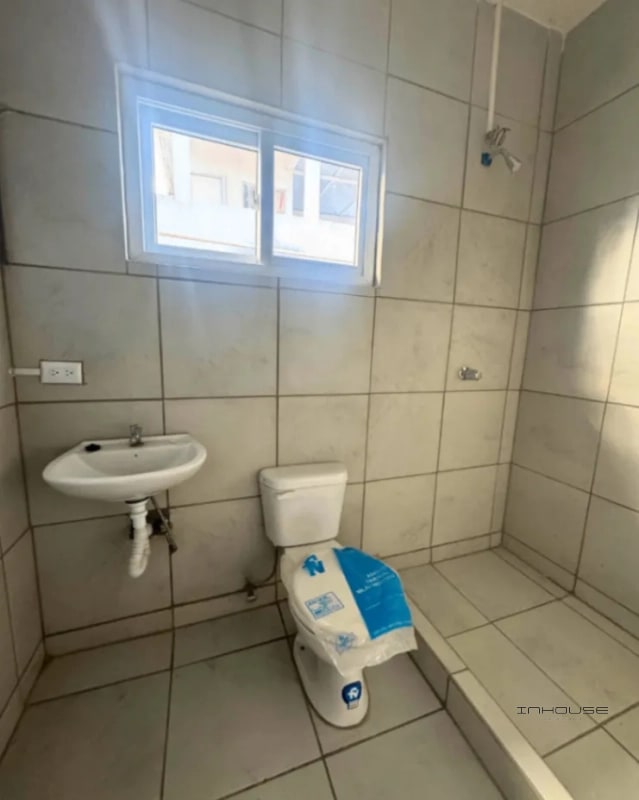 CASA EN VENTA EN ZONA 6 PARA USO COMERCIAL FRENTE A LA PARADA DEL TRANSMETRO - 6