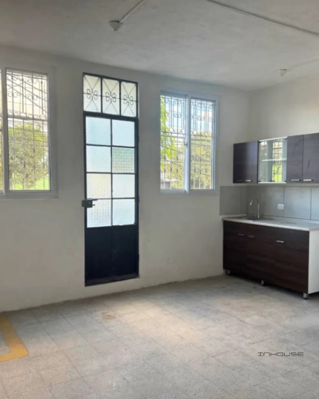 CASA EN VENTA EN ZONA 6 PARA USO COMERCIAL FRENTE A LA PARADA DEL TRANSMETRO - 2