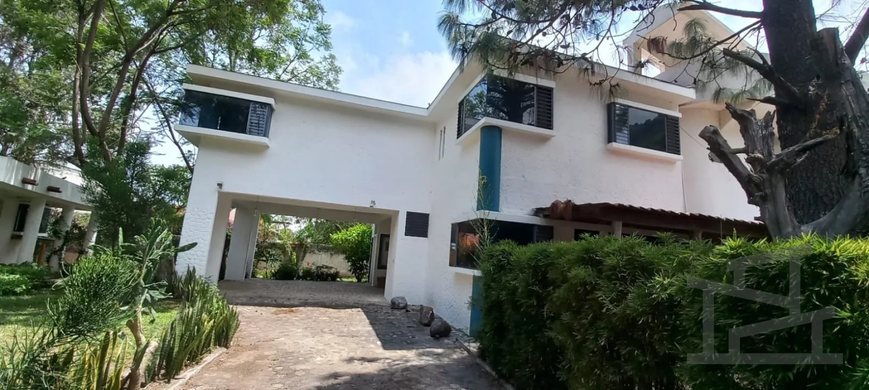 Residencia Exclusiva en Panajachel – Diseño Moderno con Módulo Independiente - 1