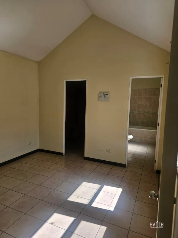 Condado Naranjo, casa Navarra dentro de Alameda Norte   Q2,750,000 - 5