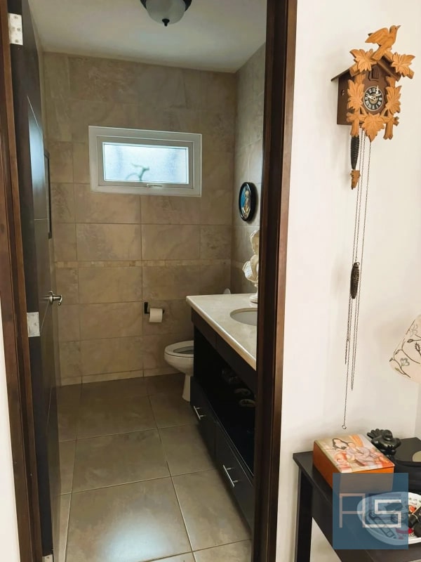 *Casa amplia de 4 hab en VENTA,  La Fontana 2, Carretera a El Salvador* - 14