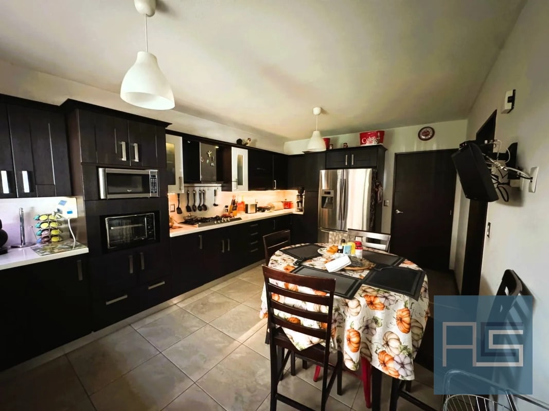 *Casa amplia de 4 hab en VENTA,  La Fontana 2, Carretera a El Salvador* - 12