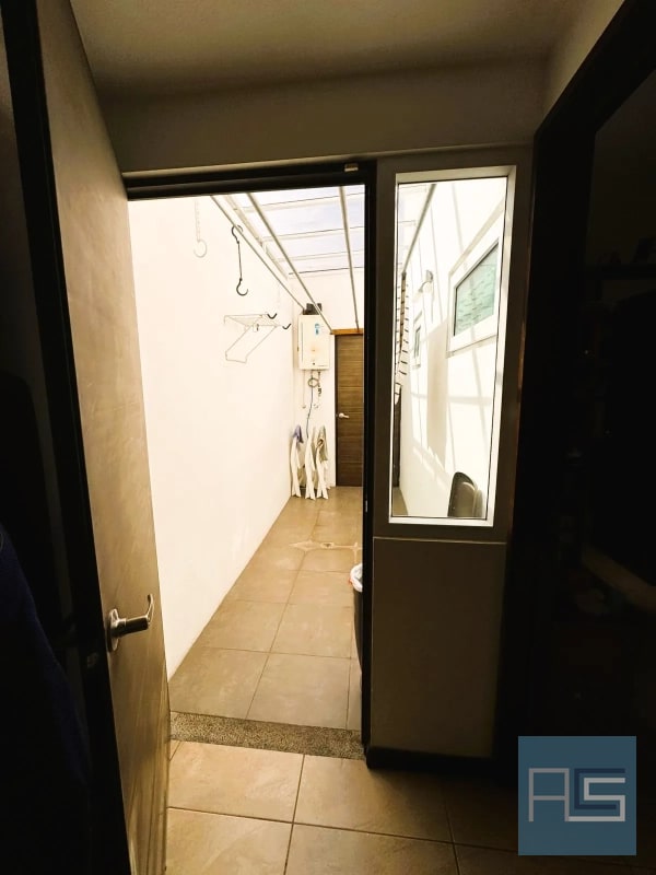 *Casa amplia de 4 hab en VENTA,  La Fontana 2, Carretera a El Salvador* - 2