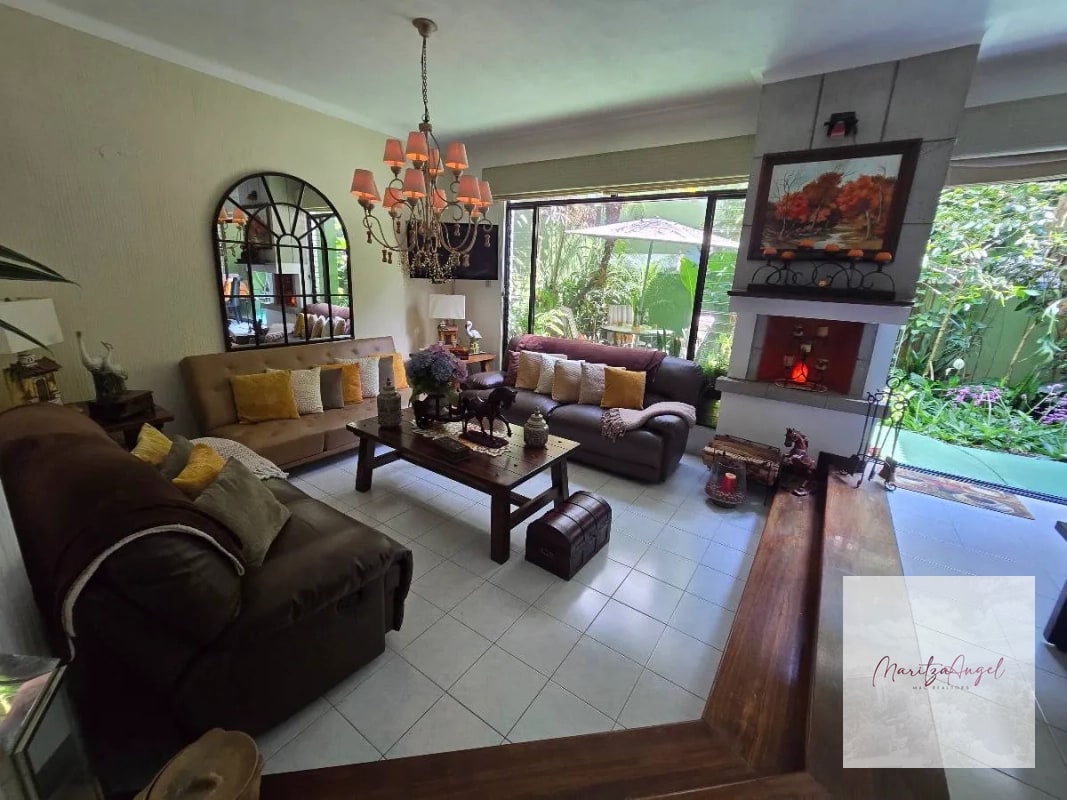 CASA EN VENTA EN ZONA 10 - 12