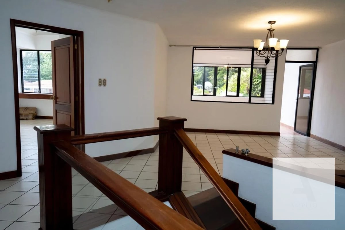 Casa en venta – Carretera a El Salvador, km 16.5 - 8