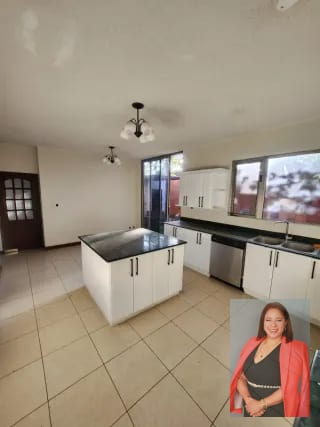 Amplia casa en venta en residencial Villas de Jacarandas de Cayala — Casa en Venta en Jacarandas de Cayalá, Zona 16, Guatemala, Ciudad — miniatura 14 de 17