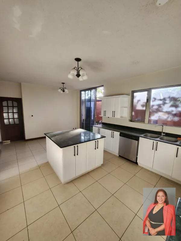 Amplia casa en venta en residencial Villas de Jacarandas de Cayala — Casa en Venta en Jacarandas de Cayalá, Zona 16, Guatemala, Ciudad — foto 14 de 17