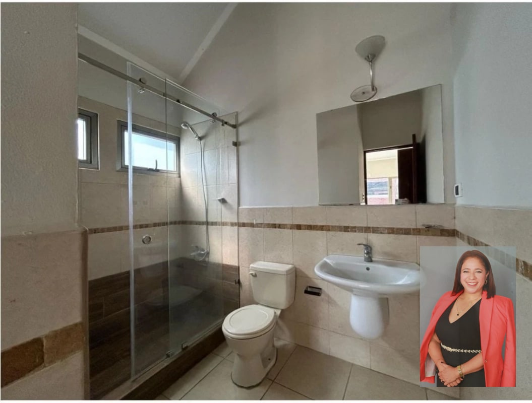 Amplia casa en venta en residencial Villas de Jacarandas de Cayala - 13