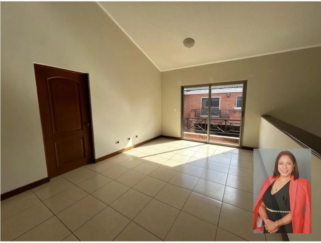 Amplia casa en venta en residencial Villas de Jacarandas de Cayala - 5