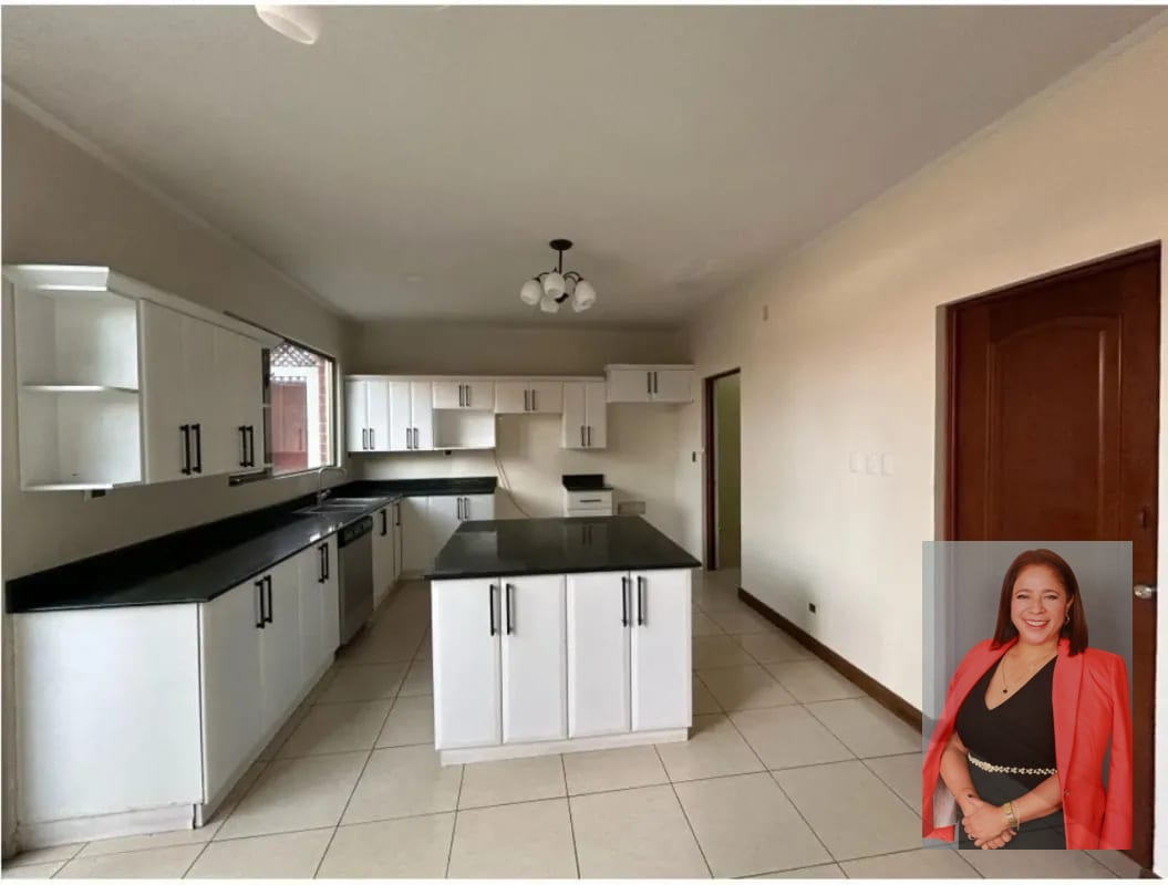 Amplia casa en venta en residencial Villas de Jacarandas de Cayala — Casa en Venta en Jacarandas de Cayalá, Zona 16, Guatemala, Ciudad — foto 2 de 17