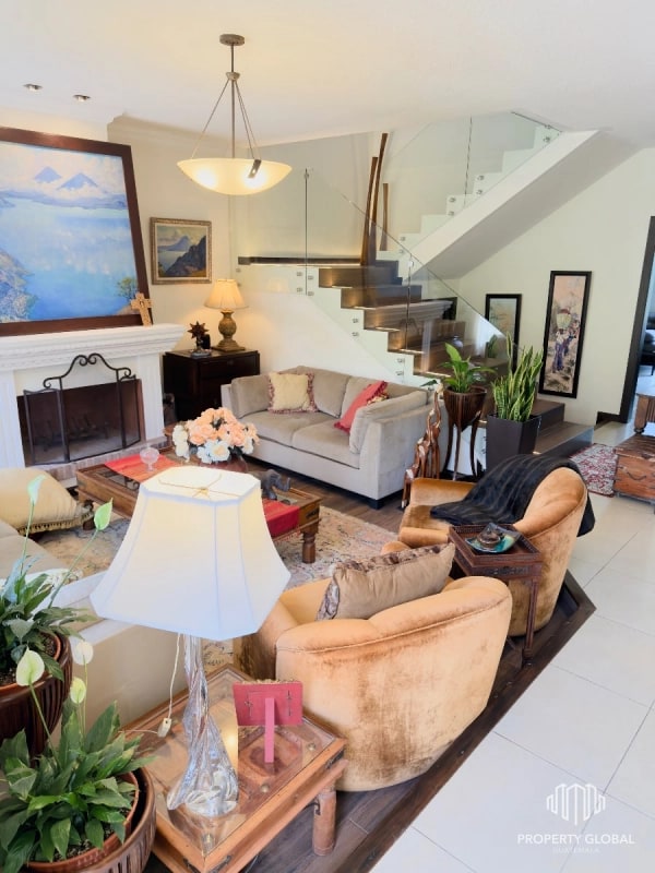 Casa en Venta en Residencial Jardines de San Isidro zona 16 - 11