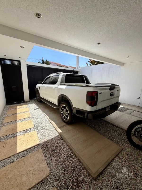 Zona 8 de Mixco • Casa en Renta • San Cristóbal • 3 habitaciones - 15