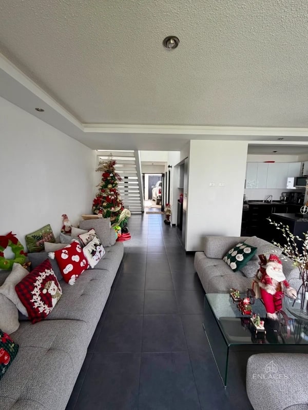 Zona 8 de Mixco • Casa en Renta • San Cristóbal • 3 habitaciones - 13
