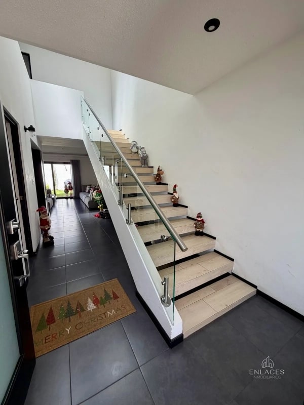 Zona 8 de Mixco • Casa en Renta • San Cristóbal • 3 habitaciones - 10