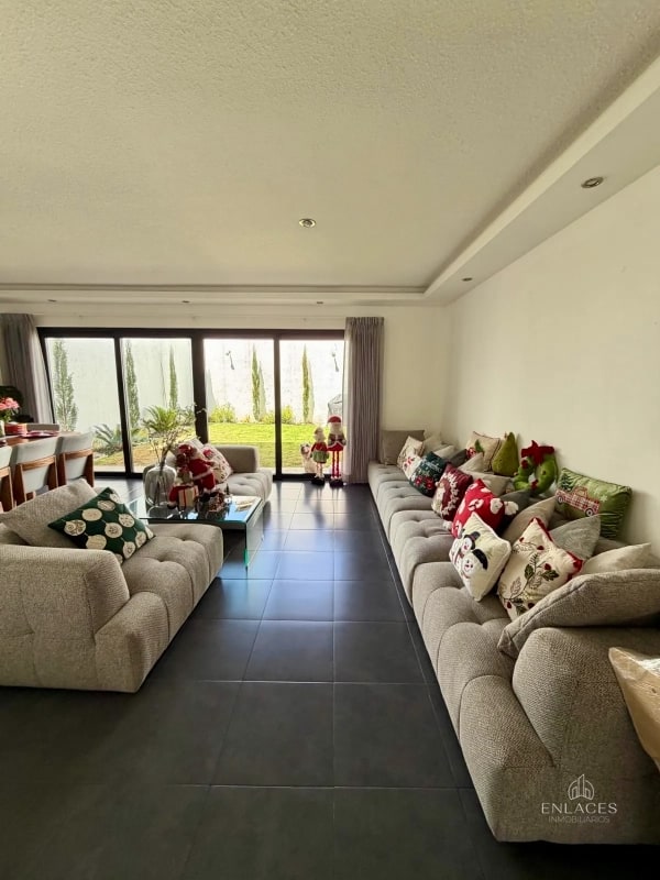 Zona 8 de Mixco • Casa en Renta • San Cristóbal • 3 habitaciones - 9