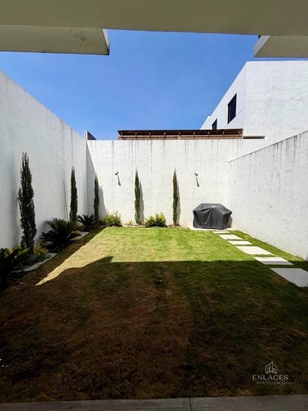 Zona 8 de Mixco • Casa en Renta • San Cristóbal • 3 habitaciones - 7