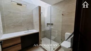 casa moderna con elevador cond zona 15 Vh2 — Casa en Venta en Zona 15, Guatemala, Ciudad — miniatura 2 de 13