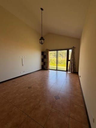 Preciosa residencia de un nivel en Lazos de Fraijanes — Casa en Venta en Lazos de Fraijanes, Carretera a El Salvador, Guatemala, Ciudad — miniatura 7 de 16