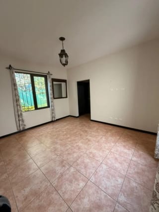 Preciosa residencia de un nivel en Lazos de Fraijanes — Casa en Venta en Lazos de Fraijanes, Carretera a El Salvador, Guatemala, Ciudad — miniatura 5 de 16