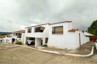 Venta amplia casa 4 Dormitorios Km 15.8 Carr. El Salvador | La Alhambra — Casa en Venta en km 11-15, Carretera a El Salvador, Guatemala, Ciudad — miniatura 1 de 11
