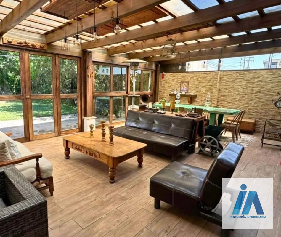 CASA EN VENTA📍La Fontana 2, Carretera al Salvador Km. 25.5 Esta impresionante residencia combina espacios diseñados para cada integrante de la familia - 1