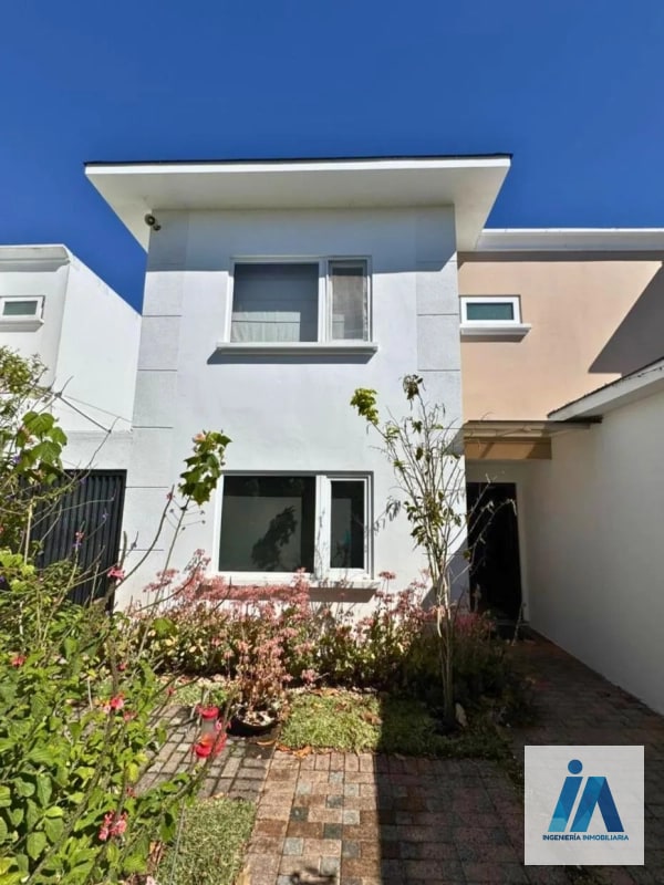 CASA EN VENTA📍La Fontana 2, Carretera al Salvador Km. 25.5 Esta impresionante residencia combina espacios diseñados para cada integrante de la familia - 12
