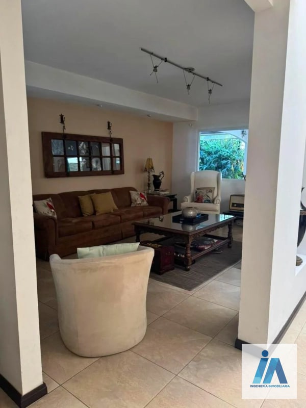 CASA EN VENTA📍La Fontana 2, Carretera al Salvador Km. 25.5 Esta impresionante residencia combina espacios diseñados para cada integrante de la familia - 10