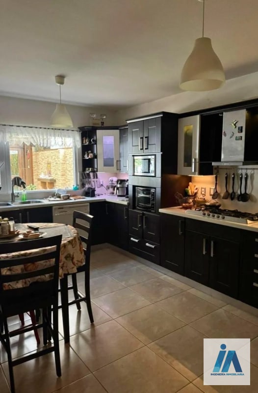 CASA EN VENTA📍La Fontana 2, Carretera al Salvador Km. 25.5 Esta impresionante residencia combina espacios diseñados para cada integrante de la familia - 9