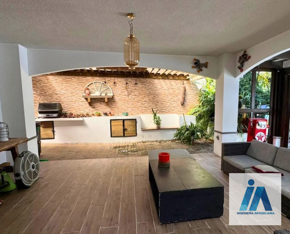 CASA EN VENTA📍La Fontana 2, Carretera al Salvador Km. 25.5 Esta impresionante residencia combina espacios diseñados para cada integrante de la familia - 4