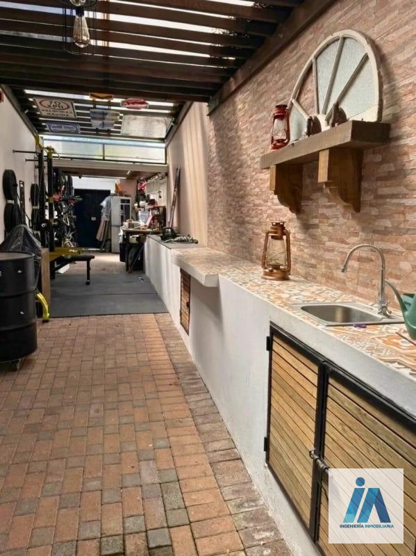 CASA EN VENTA📍La Fontana 2, Carretera al Salvador Km. 25.5 Esta impresionante residencia combina espacios diseñados para cada integrante de la familia - 3
