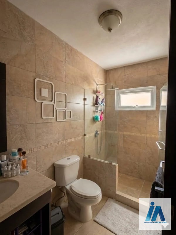 CASA EN VENTA📍La Fontana 2, Carretera al Salvador Km. 25.5 Esta impresionante residencia combina espacios diseñados para cada integrante de la familia - 2
