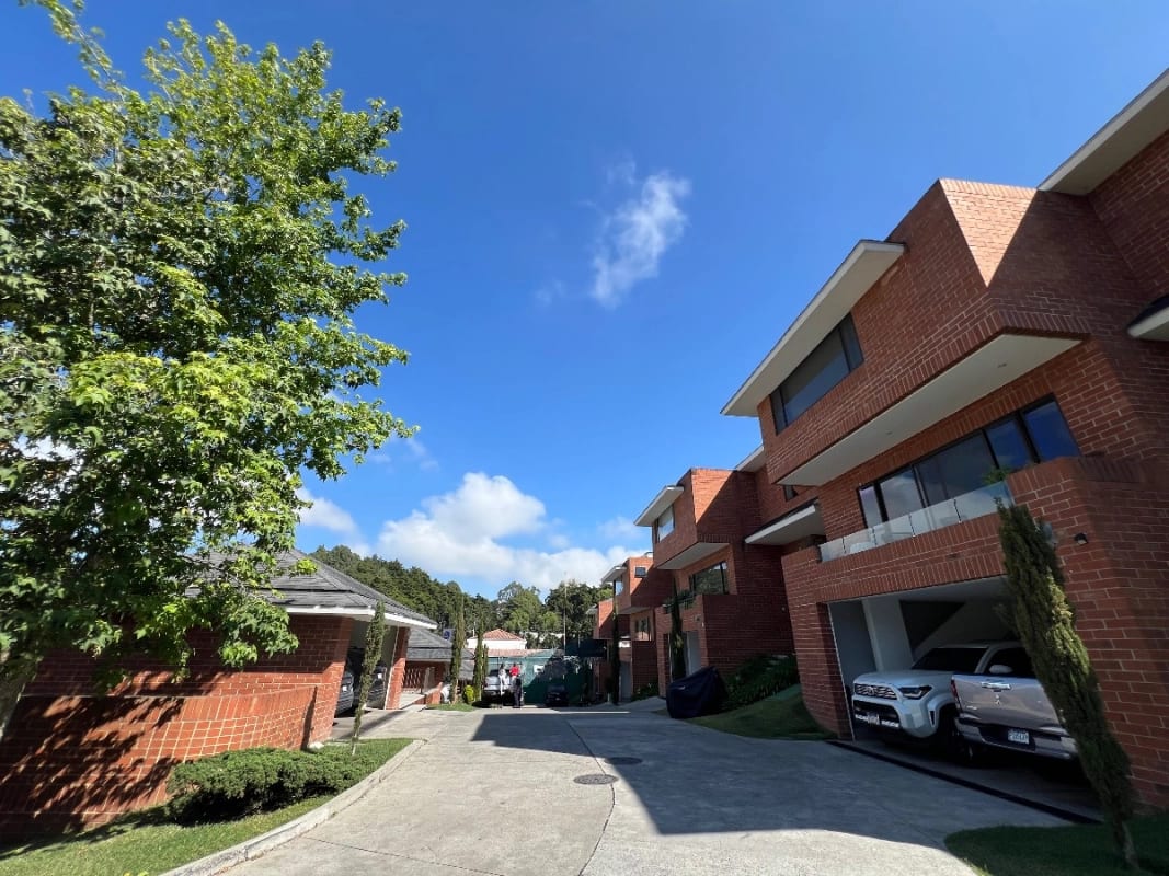 CASA VENTA A PASOS DE MINUTO MUXBAL, EL CARMEN, CONDOMINIO PRIVADO 9 CASAS, 4 DORMITORIOS CADA UNO C BAÑO 390 MTS $525,000 — Casa en Venta en Muxbal, Guatemala, Ciudad — foto 12 de 13