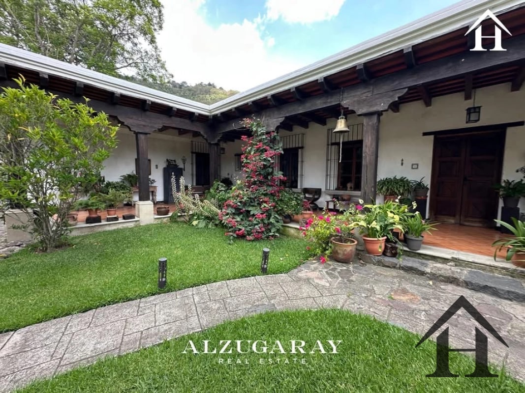 casa con jardines casco central antigua - 1