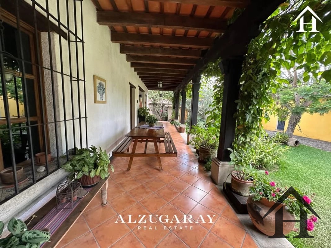 casa con jardines casco central antigua - 4