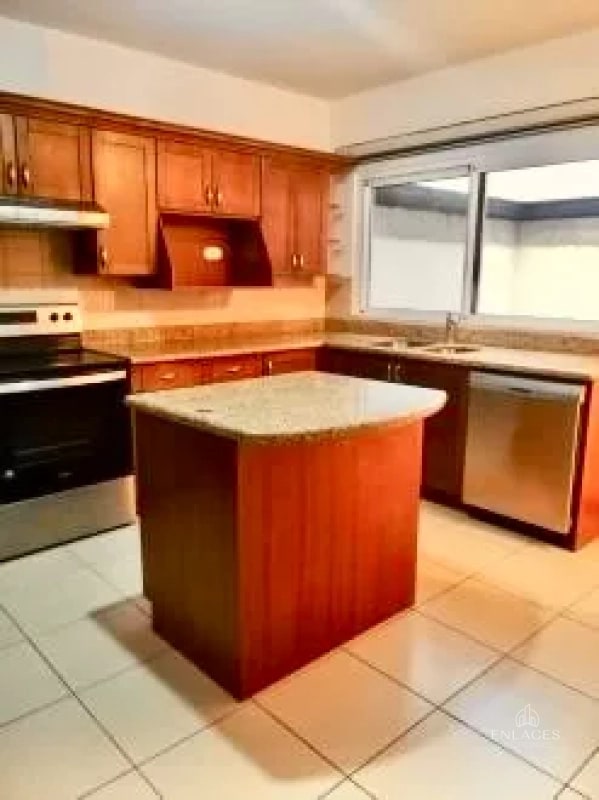 Zona 10 • Casa en Renta • Condominio Reina Sofía - 13