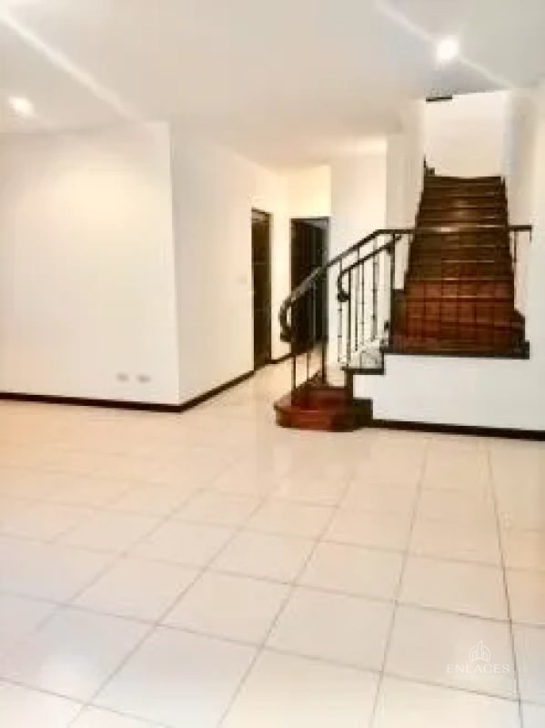 Zona 10 • Casa en Renta • Condominio Reina Sofía - 8