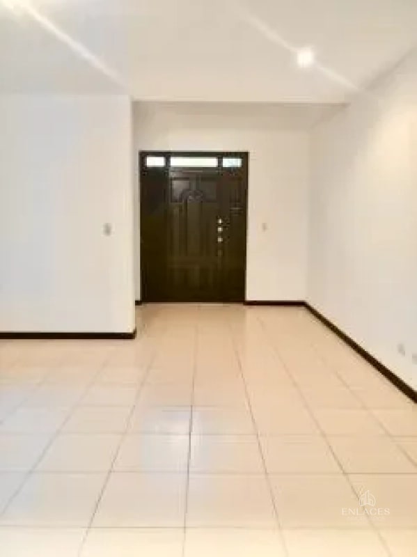 Zona 10 • Casa en Renta • Condominio Reina Sofía - 7