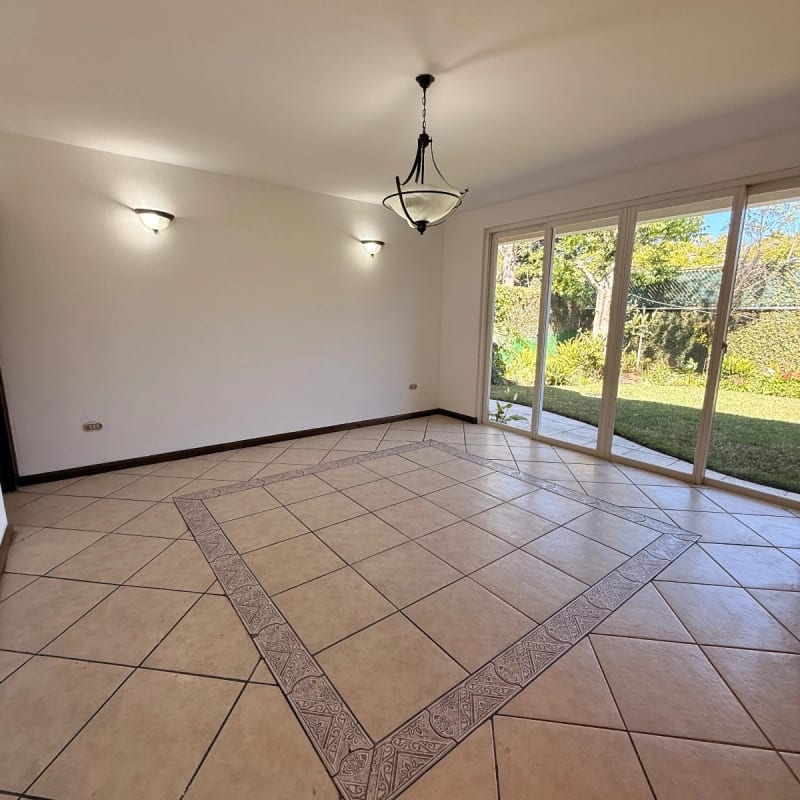 Casa en venta | 4 hab | 6 parqueos | jardin con pergola | San Antonio CAES — Casa en Venta en San Antonio, Carretera a El Salvador, Guatemala, Ciudad — foto 11 de 13