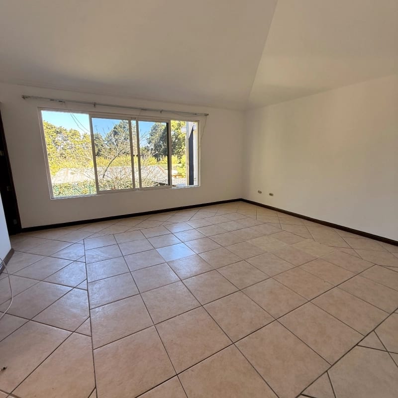 Casa en venta | 4 hab | 6 parqueos | jardin con pergola | San Antonio CAES — Casa en Venta en San Antonio, Carretera a El Salvador, Guatemala, Ciudad — foto 7 de 13