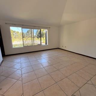 Casa en venta | 4 hab | 6 parqueos | jardin con pergola | San Antonio CAES — Casa en Venta en San Antonio, Carretera a El Salvador, Guatemala, Ciudad — miniatura 7 de 13