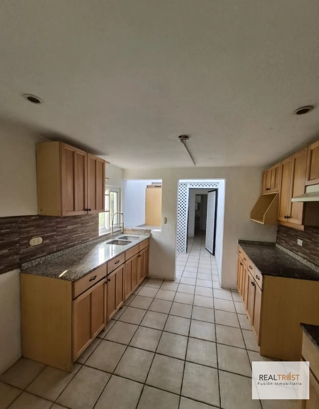 EN VENTA TOWNHOUSE KM 15 CARRETERA AL SALVADOR, FRENTE A CONDADO CONCEPCIÓN - 15